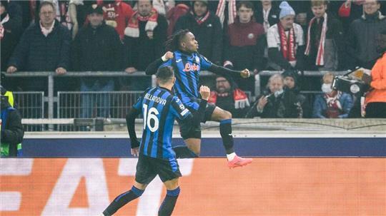 Traf in Stuttgart zur Führung für Bergamo: Der Ex-Leipziger Ademola Lookman (r.).