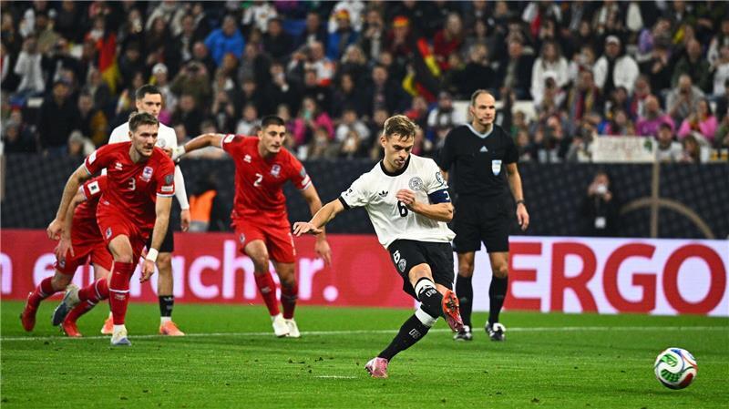 Leichter Sieg nach Rolle rückwärts: DFB-Team jetzt Spitze Traf in seinem 104. Länderspiel vom Elfmeterpunkt: Kapitän Joshua Kimmich.