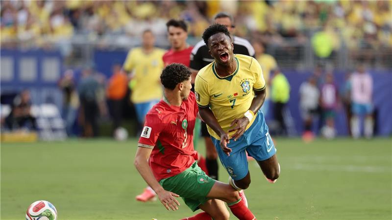 Traf sehenswert, musste aber auch einstecken: Brasiliens Vinícius Júnior (r.).