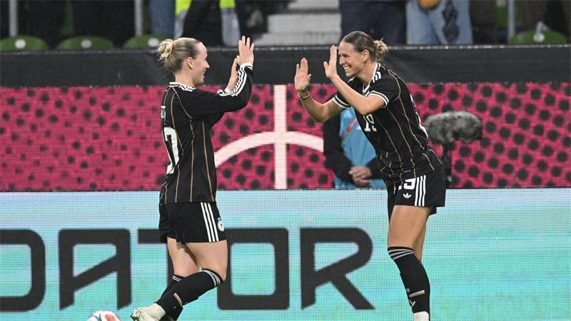 Traf zum deutschen Sieg gegen Japan: Klara Bühl (r.).