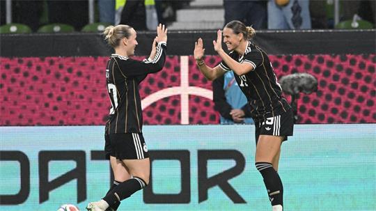 Traf zum deutschen Sieg gegen Japan: Klara Bühl (r.).