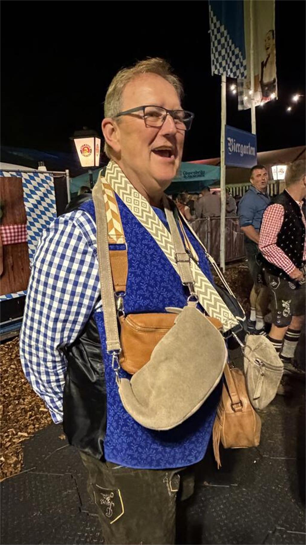 Tragende Rolle: Markus Großmann aus Assel trug die Taschen der Damen, während di...