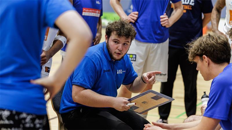 VfL Stade und Cook kochen auch den Zweitliga-Absteiger ab Trainer Adria Martin hatte in dem umkämpften Spiel einiges zu tun.
