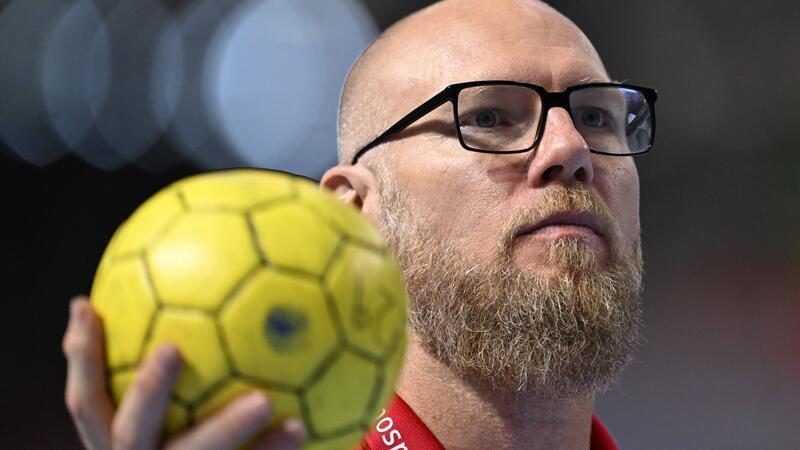 Trainer Ales Pajovic und die SG Flensburg-Handewitt starten bei der HSG Wetzlar in die neue Spielzeit.