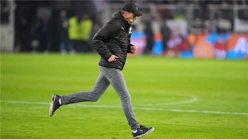 Trainer Alexander Blessin (FC St. Pauli) läuft nach Spielende über den Rasen.
