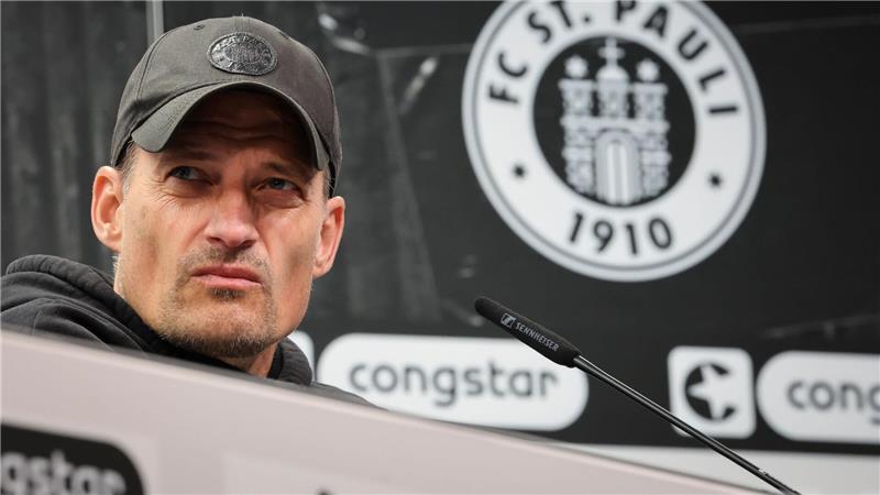 Trainer Alexander Blessin und der FC St. Pauli gehen wohl getrennte Wege. (Archivbild)