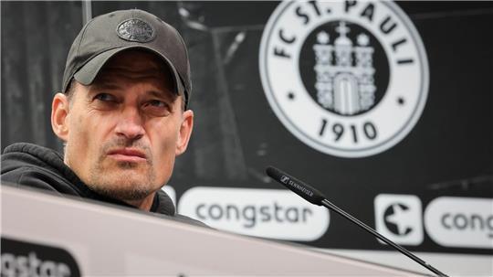 Trainer Alexander Blessin und der FC St. Pauli gehen wohl getrennte Wege. (Archivbild)