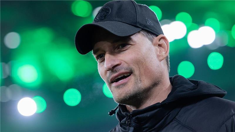 Trainer Alexander Blessin und der FC St. Pauli sind am Samstag beim 1. FC Köln gefordert. (Archivbild)