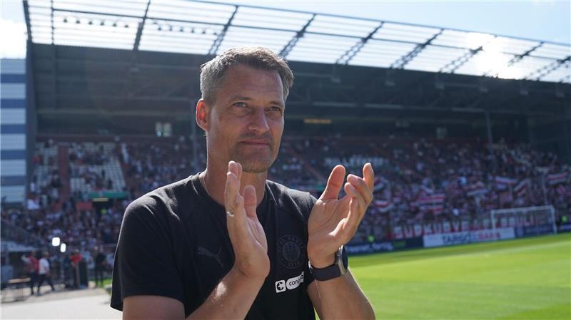Trainer Alexander Blessin vom FC St. Pauli.