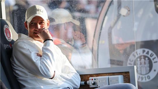 Trainer Alexander Blessin vom FC St. Pauli erhielt wegen seiner Schiri-Schelte eine Geldstrafe. (Archivbild)