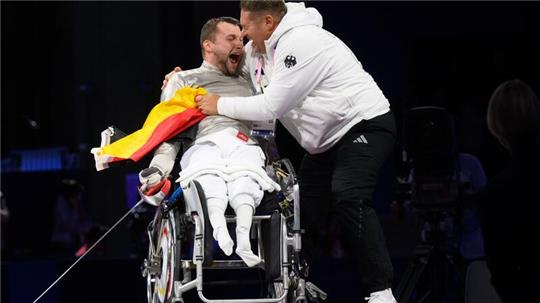Trainer Alexander Bondar feiert mit Paralympics-Sieger Maurice Schmidt.