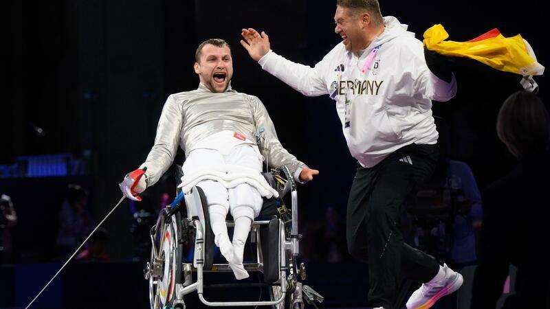 Mit Akribie zu Gold: Rollstuhlfechter Schmidt überrascht Trainer Alexander Bondar feiert mit seinem Schützling Maurice Schmidt.