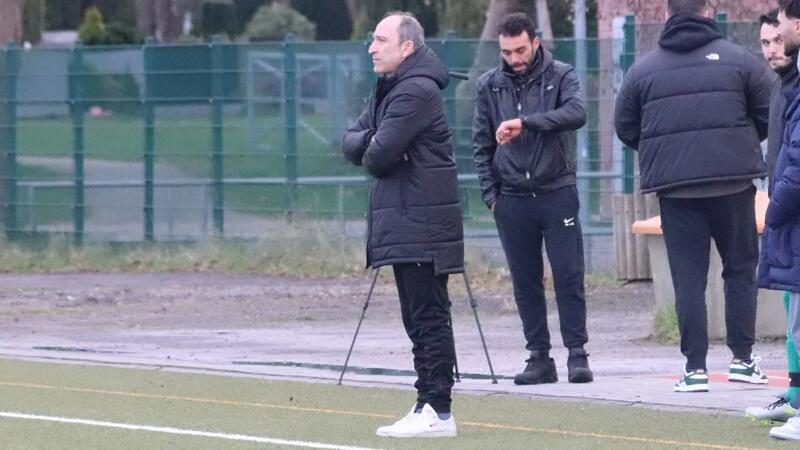 Trainer Bayram Özkan (links) will der SG Buxtehude-Altkloster die Treue halten.
