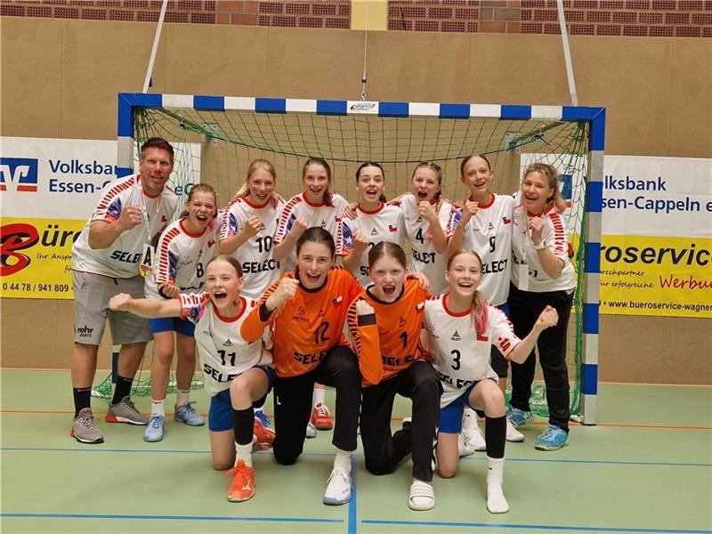 Trainer Birger Tetzlaff, Nika und Hanna Tetzlaff, Nike Kluthe-Jansen, Lina Dankers, Emma Busacker, Clara Steffens, Co-Trainerin Maren Schumacher-Böger (hinten, von links), Sophia Böger, Liv Kluthe-Jansen, Annika Müller und Carolin Böger (vo