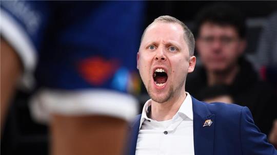Trainer Christian Held feuert sein Team an.