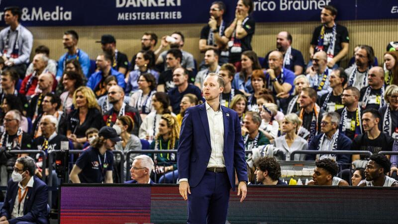 Rostock-Trainer Held: „111 Punkte ist inakzeptabel“ Trainer Christian Held muss eine klare Niederlage seines Teams ansehen.