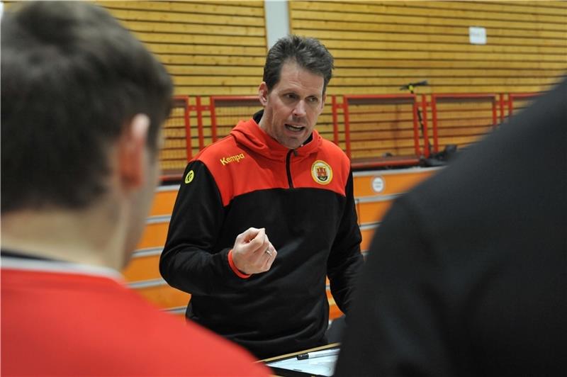 Trainer Christoph Hagedorn gibt die taktische Marschroute vor.