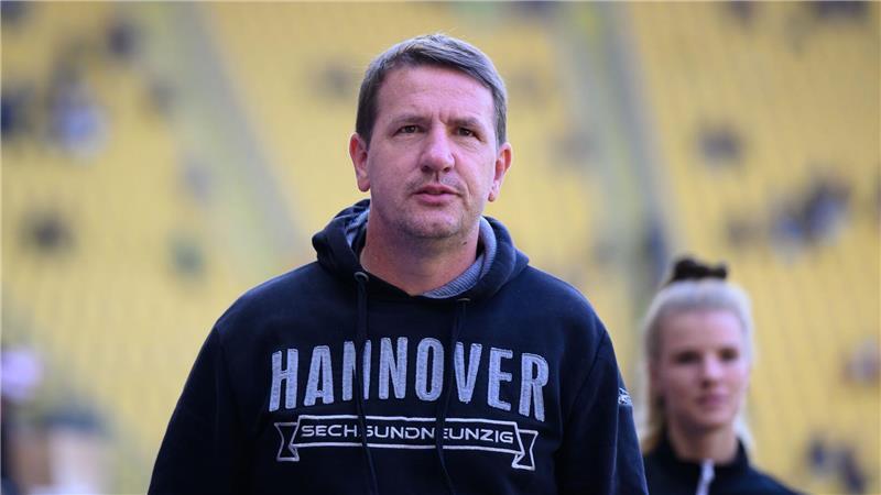 Hannover 96 II muss zurück in die Regionalliga Trainer Daniel Stendel und Hannover 96 II steigen aus der 3. Liga ab.