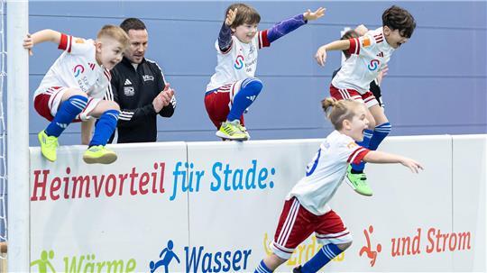 Trainer Dennis Drechsel feuert seine Kleinen an.