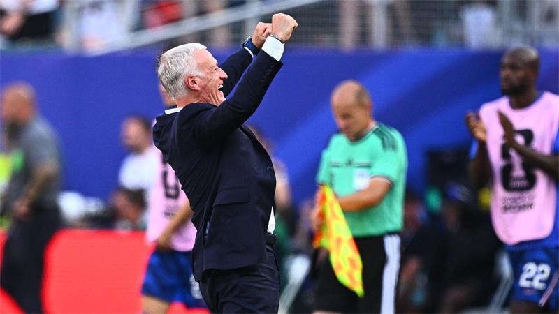 Trainer Didier Deschamps reagiert bei Spielende.