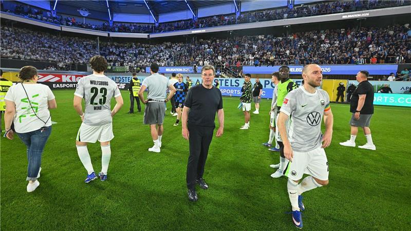 Wolfsburg verliert Relegation in Paderborn und steigt ab Trainer Dieter Hecking und Christian Eriksen sind geknickt.