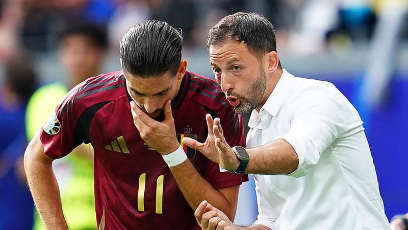 Trainer Domenico Tedesco (r) und Belgien unterlagen der Slowakei in Frankfurt überraschend.