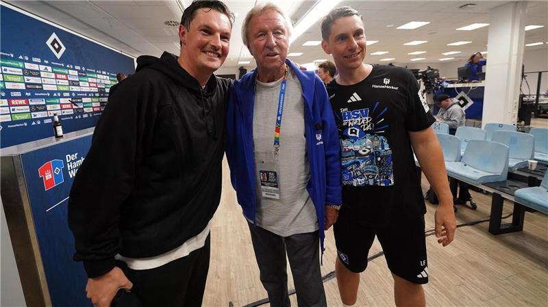Platzsturm und Feuerwerk: HSV feiert den Aufstieg - Mehrere Schwerverletzte Trainer-Duo mit Legende: HSV-Trainer Merlin Polzin (l), Co-Trainer Loic Favé (r) und Nachwuchsdirektor Horst Hrubesch.