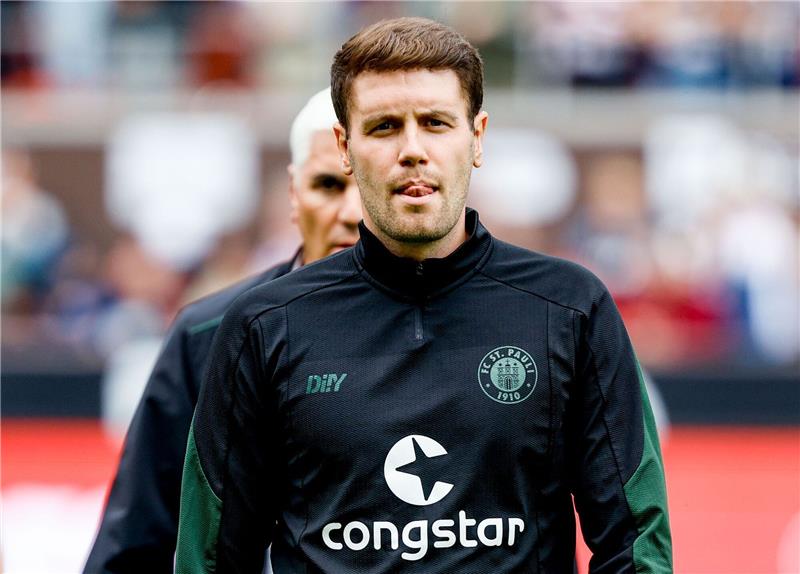 Trainer Fabian Hürzeler ist mit dem FC St. Pauli am Freitag bei Eintracht Braunschweig gefordert. Foto: dpa