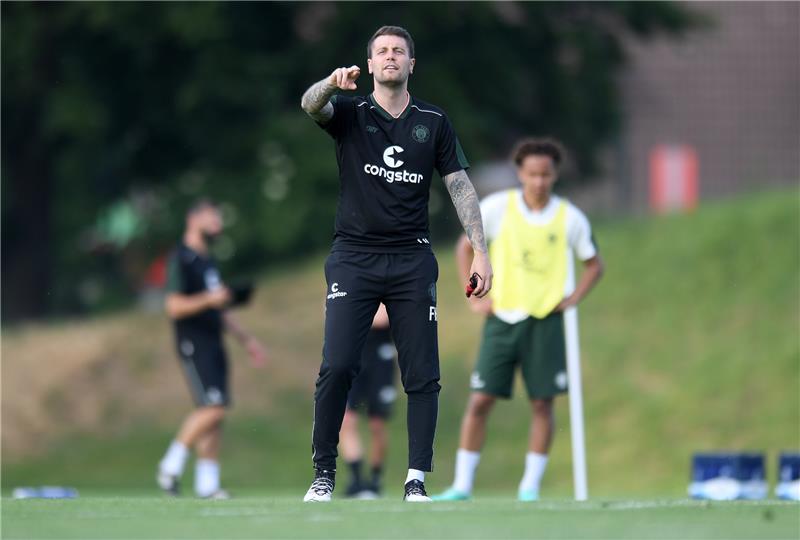 St. Pauli geht trotz Erfolgen bescheiden in die neue Saison Trainer Fabian Hürzeler malt sich gute Chancen für die kommende Saison aus. Foto: Michael Schwartz/dpa
