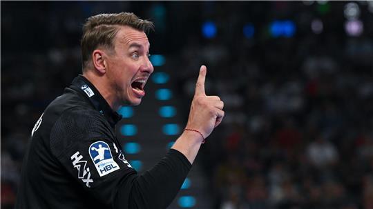 Trainer Filip Jicha und der THW Kiel spielten gegen den HSV Hamburg.