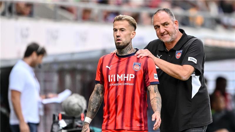 Nach Heidenheims Auftaktpleite: Heftige Kritik von Schmidt Trainer Frank Schmidt (r.) war mit seinem Team gegen Wolfsburg alles andere als zufrieden.