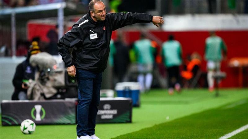 Trainer Frank Schmidt startete erfolgreich mit dem 1. FC Heidenheim in die Ligaphase der Conference League.