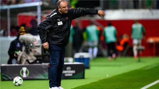 Trainer Frank Schmidt startete erfolgreich mit dem 1. FC Heidenheim in die Ligaphase der Conference League.