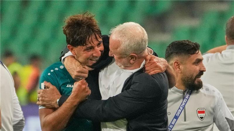 Dzeko, Irak und die Hintertür: Fit für die Playoff-Finals Trainer Graham Arnold (M) freut sich mit seinem Spieler Mohanad Ali. (Archivbild)