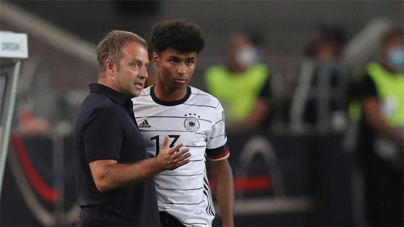 Wechsel von Weltmeister Rodri zum FC Barcelona fix Trainer Hansi Flick (l) arbeitet wieder mit Karim Adeyemi zusammen. (Archivbild)