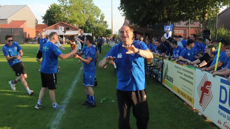 Trainer Helmut Ossenbrügge verabschiedet sich in die wohlverdiente Fußballer-Rente.