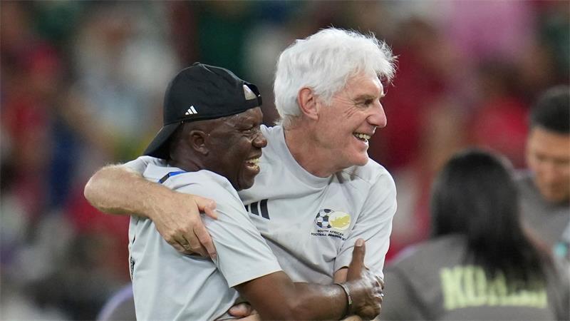 Emotionaler Moment: Südafrika feiert historischen WM-Erfolg Trainer Hugo Broos (r) hat großen Anteil am historischen Erfolg Südafrikas.
