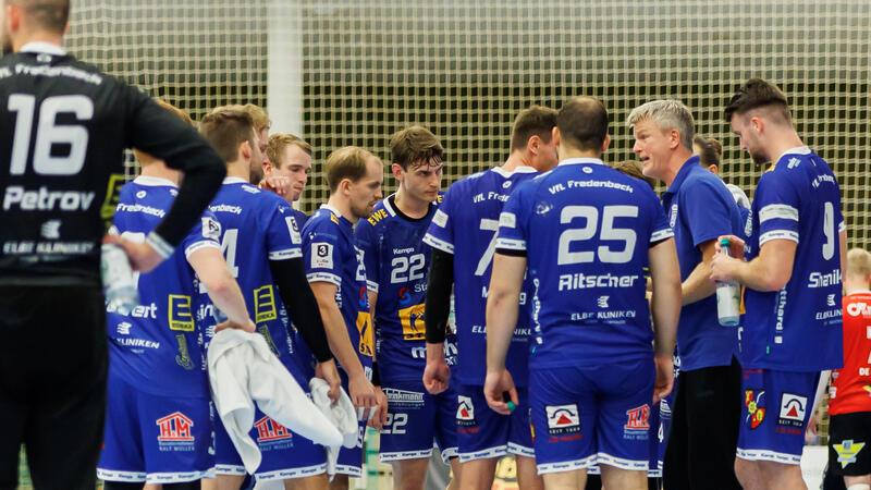 Trainer Igor Scharnikau nimmt sein Team ins Gebet. Die Stimmung ist nicht rosig, sportpsychologische Hilfe wird angedacht.