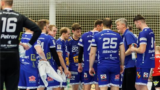 Trainer Igor Scharnikau nimmt sein Team ins Gebet. Die Stimmung ist nicht rosig, sportpsychologische Hilfe wird angedacht.