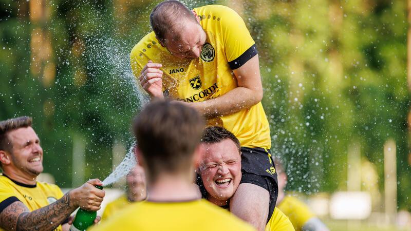 Trainer Jan Samland wird bei seiner Verabschiedung huckepack genommen und bekommt die obligatorische Bierdusche.