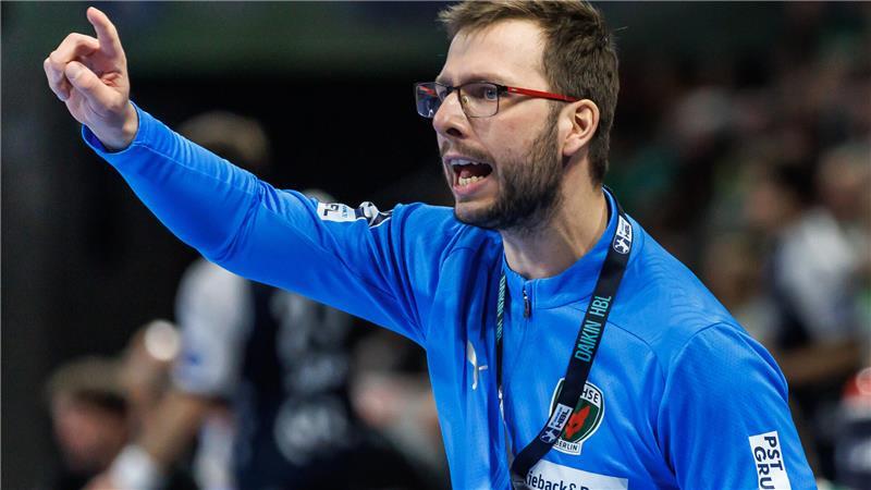 Trainer Jaron Siewert der Füchse Berlin steht gestikulierend am Spielfeldrand. Er wechselt im kommenden Jahr nach Melsungen.