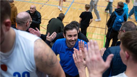 Trainer Joan Rallo Fernández und der VfL werden lange auf die eigenen Fans verzichten müssen.