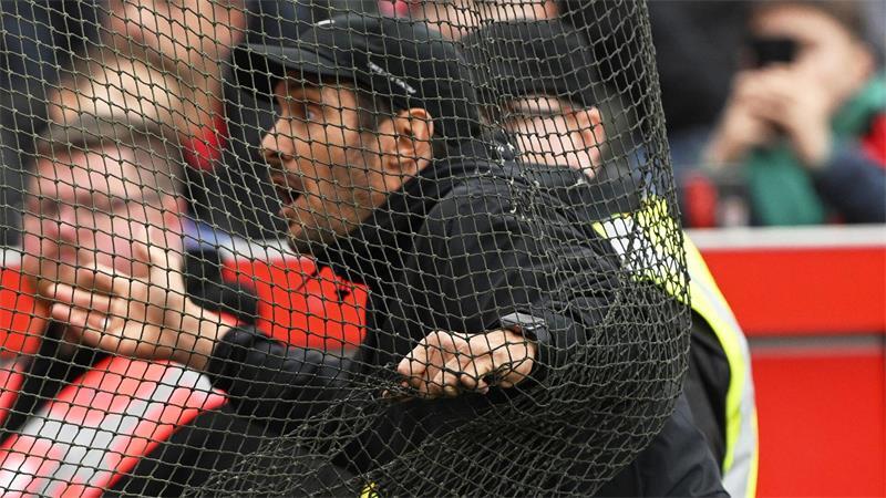 Trainer Julian Schuster macht seinem Unmut über das Verhalten der eigenen Fans Luft. 