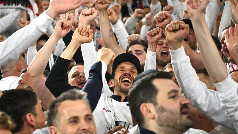 Trainer Julian Schuster vom SC Freiburg feiert mit Fans den Sieg gegen den SC Braga und den Einzug ins Europa-League-Finale.