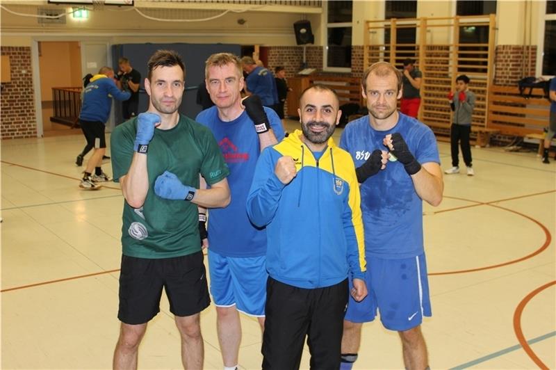 Trainer Kassem Ghadban (vorne) und seine BSV-Boxer André Enderl, Ralf Gruhn und Markus Lohmann (von links) sind erfolgreich vom Mastercup in Gütersloh zurückgekehrt. Foto: Bröhan