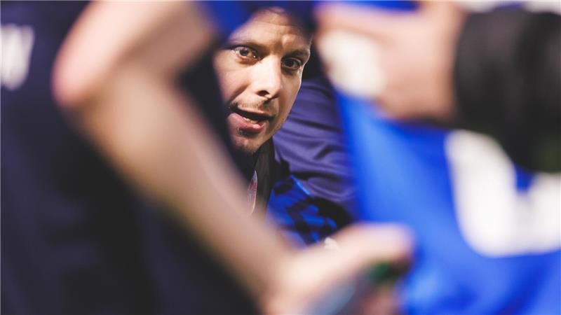 Trainer Kevin Speer bei der Ansprache nach dem 3:3. Seine Mannschaft habe immer wieder solche Schwächephasen in Spielen, sagt er nach dem Unentschieden.