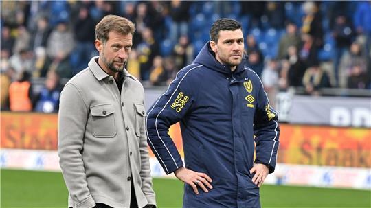 Trainer Lars Kornetka (l) und Sportchef Benjamin Kessel von Eintracht Braunschweig.