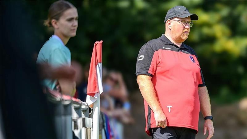 FC O/O besiegt den Tabellenführer - A/O fordert den Spitzenreiter Trainer Maik Ratje und seine Mannschaft müssen an der Verteidigung arbeiten.