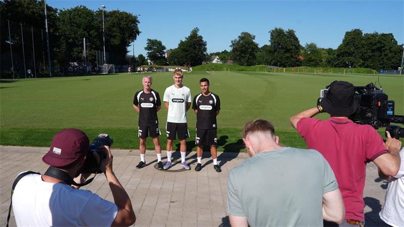 Trainer Marcel Rapp (hinten r, FC St. Pauli), Co-Trainer Jens Schuster (hinten l, FC St. Pauli) und Samuel Klein (FC St. Pauli) beim Trainingsauftakt des Zweitligisten.
