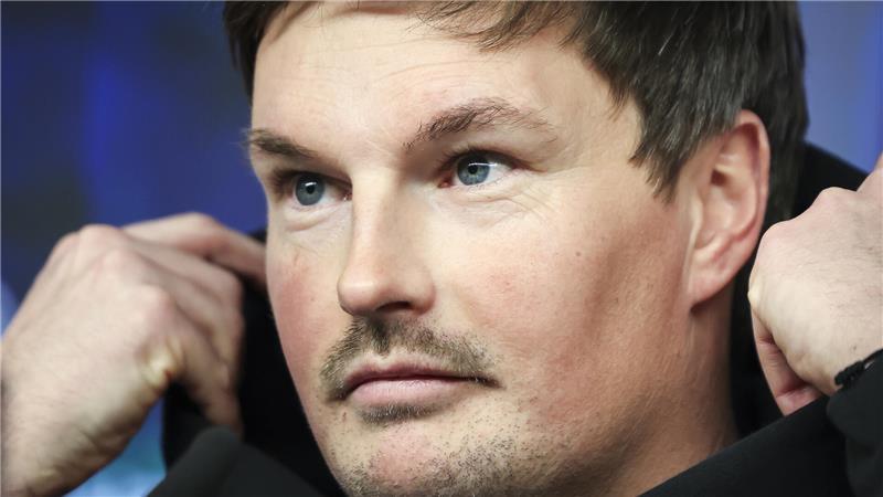 Trainer Merlin Polzin (Hamburger SV) spricht auf der Pressekonferenz.